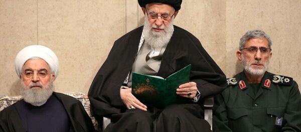 İran lideri Ali Hamaney (ortada), Süleymani'nin yerine getirilen yeni Kudüs Gücü Komutanı Tuğgeneral İsmail Kaani (sağda) ve İran Cumhurbaşkanı Hasan Ruhani (solda) İran lideri Ali Hamaney (ortada), Süleymani'nin yerine getirilen yeni Kudüs Gücü Komutanı Tuğgeneral İsmail Kaani (sağda) ve İran Cumhurbaşkanı Hasan Ruhani (solda) - Sputnik Türkiye