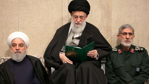 İran lideri Ali Hamaney (ortada), Süleymani'nin yerine getirilen yeni Kudüs Gücü Komutanı Tuğgeneral İsmail Kaani (sağda) ve İran Cumhurbaşkanı Hasan Ruhani (solda) - Sputnik Türkiye