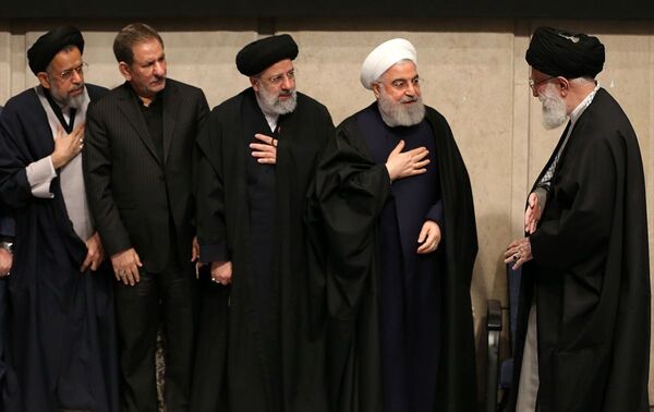 İran dini lideri Ayetullah Ali Hamaney, İran Cumhurbaşkanı Hasan Ruhani, İran Yargı Erki Başkanı İbrahim Reisi (sol 3), İran Cumhurbaşkanı Birinci Yardımcısı İshak Cihangiri (sol 2) ve İran İstihbarat Bakanı Mahmoud Alavi (solda) - Sputnik Türkiye