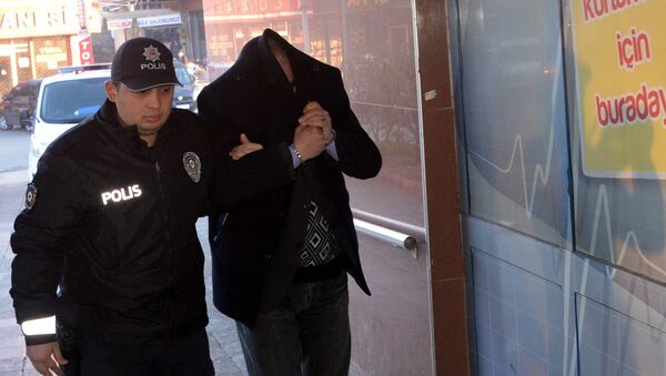 Bulduğu çantadaki 5 bin 500 lirayı harcayan kişi yakalandı - Sputnik Türkiye