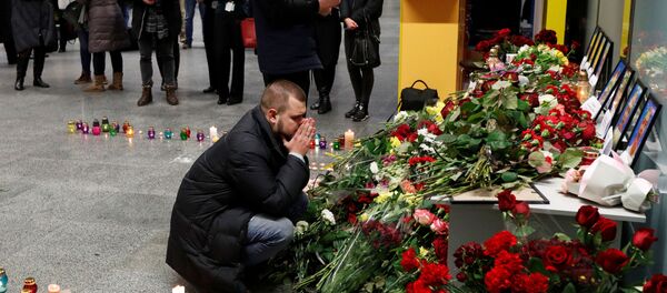 İran'ın başkenti Tahran'da düşen Ukrayna Havayolları'na ait Boeing 737 tipi yolcu uçağında yakınları bulunanlar  oluşturulan taziye alanında dua etti. - Sputnik Türkiye