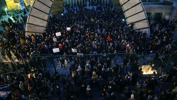 Başkentteki Emir Kebir Üniversitesinin önünde İran'ın düşürdüğü Ukrayna Havayollarına ait yolcu uçağında hayatını kaybedenler için düzenlenen gösteride hükümet karşıtı sloganlar atıldı. - Sputnik Türkiye