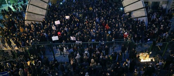 Başkentteki Emir Kebir Üniversitesinin önünde İran'ın düşürdüğü Ukrayna Havayollarına ait yolcu uçağında hayatını kaybedenler için düzenlenen gösteride hükümet karşıtı sloganlar atıldı. - Sputnik Türkiye