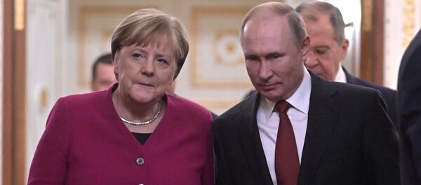 Rusya lideri Vladimir Putin, davetlisi olarak bugün Moskova’ya gelen Almanya Başbakanı Angela Merkel ile bir araya geldi. - Sputnik Türkiye