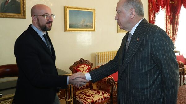Türkiye Cumhurbaşkanı Recep Tayyip Erdoğan, Avrupa Birliği (AB) Konseyi Başkanı Charles Michel'i (solda) kabul etti. - Sputnik Türkiye