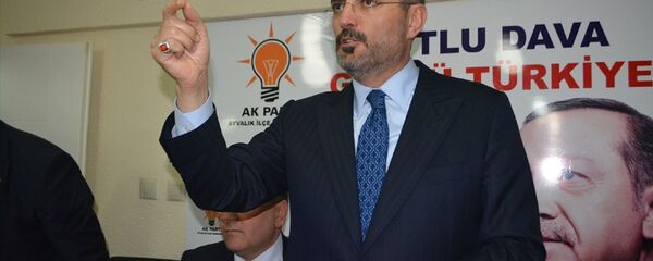 AK Parti Genel Başkan Yardımcısı Mahir Ünal, Balıkesir'in Ayvalık ilçesinde partisinin ilçe teşkilatını ziyaret etti. AK Parti İlçe Başkanı Hakan Kayaalp (solda), ziyaretinde Ünal'a tablo ve zeytinyağı hediye etti. AK Parti Genel Başkan Yardımcısı Mahir Ünal, Balıkesir'in Ayvalık ilçesinde partisinin ilçe teşkilatını ziyaret etti. AK Parti İlçe Başkanı Hakan Kayaalp (solda), ziyaretinde Ünal'a tablo ve zeytinyağı hediye etti. - Sputnik Türkiye