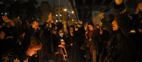 İran’ın başkenti Tahran’da düşürülen uçakta hayatını kaybedenler için düzenlenen anma, hükümet karşıtı gösteriye dönüştü - Sputnik Türkiye