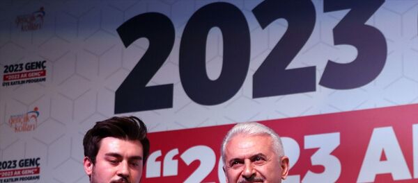 AK Parti Kocaeli Gençlik Kollarınca Kongre Merkezi'nde düzenlenen, AK Parti milletvekilleri, parti yöneticileri ve yeni üye yapılan gençlerin katıldığı 2023 Genç 2023 AK GENÇ programına katılan AK Parti İzmir Milletvekili Binali Yıldırım, konuşma için kürsüye çıktığında Cumhurbaşkanı Erdoğan'ı telefonla aradı. AK Parti Kocaeli Gençlik Kollarınca Kongre Merkezi'nde düzenlenen, AK Parti milletvekilleri, parti yöneticileri ve yeni üye yapılan gençlerin katıldığı 2023 Genç 2023 AK GENÇ programına katılan AK Parti İzmir Milletvekili Binali Yıldırım, konuşma için kürsüye çıktığında Cumhurbaşkanı Erdoğan'ı telefonla aradı. - Sputnik Türkiye