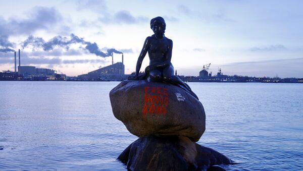Danimarka'nın başkenti Kopenhag'da şehrin simgesi olarak kabul edilen ünlü Küçük Deniz Kızı heykelinin üzerine kimliği belirsiz kişiler tarafından ‘Özgür Hong Kong’ sloganı yazıldı.  - Sputnik Türkiye