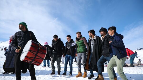 Karacadağ’da, davul-zurnalı kayak sezonu açılışı - Sputnik Türkiye