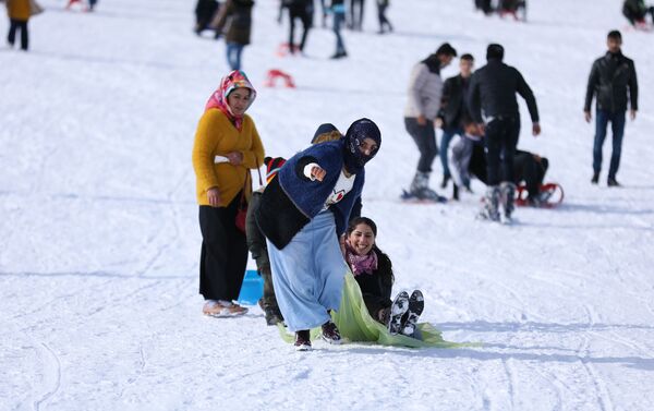 Karacadağ’da, davul-zurnalı kayak sezonu açılışı - Sputnik Türkiye