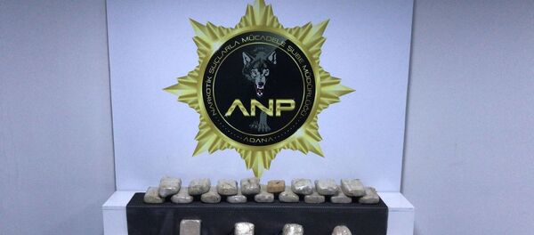 Eroinlerin arasına yakalanmamak için muska saklamışlar - Sputnik Türkiye