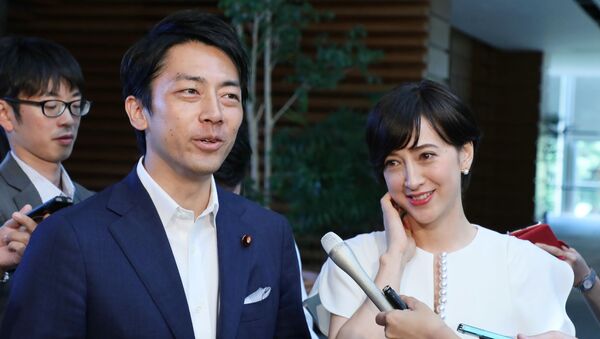 Şinjiro Koizumi ile hayat arkadaşı Christel Takigawa, Ağustos 2019'da gazetecilerle sohbet ederken - Sputnik Türkiye