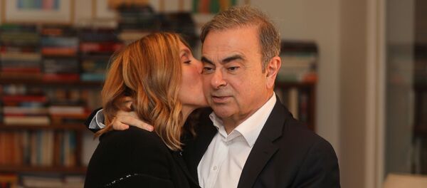 Fransa, Brezilya ve Lübnan vatandaşlığı bulunan Carlos Ghosn ile Lübnan doğumlu, ABD vatandaşı eşi Carole Ghosn, Beyrut'taki evlerinde Reuters'e özel röportaj verirken - Sputnik Türkiye