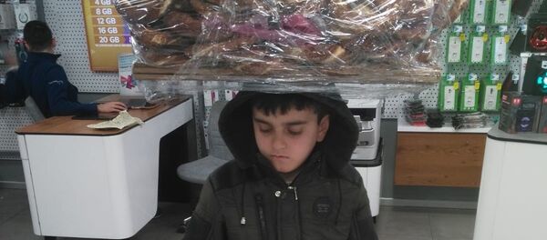 Simit tablasıyla girdiği bayide telefonla oynayan çocuğun görüntüleri yürek burktu - Sputnik Türkiye