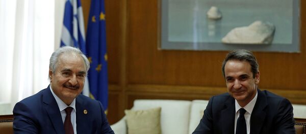 Yunan Başbakanı Kiryakos Miçotakis, LUO Komutanı Halife Hafter'i parlamentodaki makamında kabul etti. (17 Ocak 2020) - Sputnik Türkiye