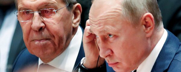 Rusya Dışişleri Bakanı Sergey Lavrov ve Rusya Devlet Başkanı Vladimir Putin, Berlin'de düzenlenen Libya Konferansı'nda - Sputnik Türkiye