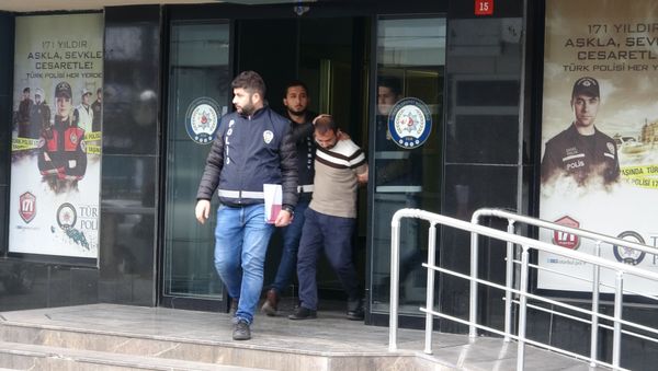 İstanbul Kadıköy'de, çiçek satan annesi ile eşini silahla vurarak öldürdüğü gerekçesiyle gözaltına alınan şüpheli tutuklandı. İstanbul Kadıköy'de, çiçek satan annesi ile eşini silahla vurarak öldürdüğü gerekçesiyle gözaltına alınan şüpheli tutuklandı. - Sputnik Türkiye