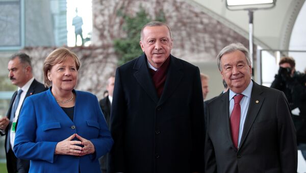 Türkiye Cumhurbaşkanı Recep Tayyip Erdoğan, Libya Konferansı için gittiği Berlin'de Almanya Cumhurbaşkanı Angela Merkel ve Birleşmiş Milletler Genel Sekreteri Antonio Guterres tarafından karşılandı - Sputnik Türkiye