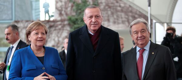 Türkiye Cumhurbaşkanı Recep Tayyip Erdoğan, Libya Konferansı için gittiği Berlin'de Almanya Cumhurbaşkanı Angela Merkel ve Birleşmiş Milletler Genel Sekreteri Antonio Guterres tarafından karşılandı - Sputnik Türkiye
