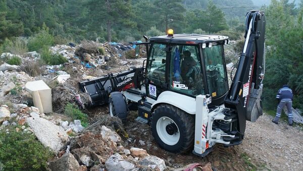 Bodrum'da, ormanlık alana atılan yaklaşık 65 ton atık yetkilileri şok etti. Ormanın neredeyse her yerinden çıkan çöpler, Bodrum Belediyesi ekiplerince temizlendi. - Sputnik Türkiye