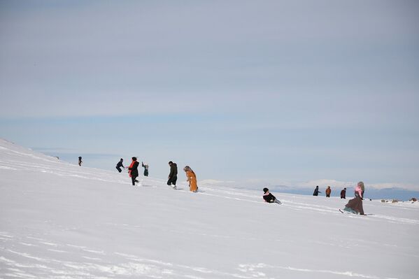 Kış mevsiminde kar kalınlığının 70-80 santimetre yükseldiği Karacadağ, özellikle hafta sonları piknik yapmaya giden vatandaşları ağırlıyor.
 - Sputnik Türkiye