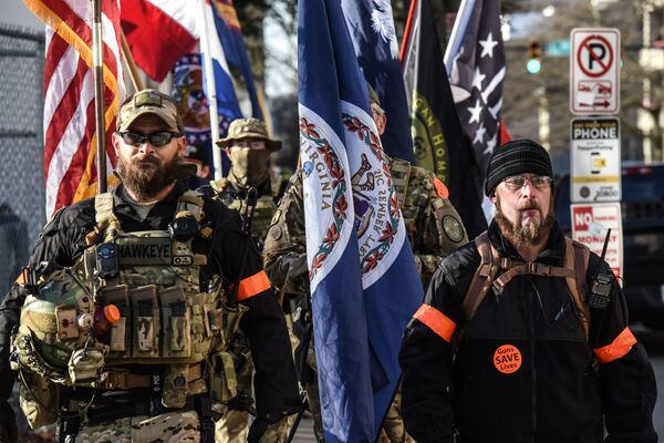 Sıkı silah kontrolü yasaları çıkarmaya hazırlanan ABD eyaletinde silah yanlıları gövde gösterisi düzenledi Sıkı silah kontrolü yasaları çıkarmaya hazırlanan ABD eyaletinde silah yanlıları gövde gösterisi düzenledi - Sputnik Türkiye