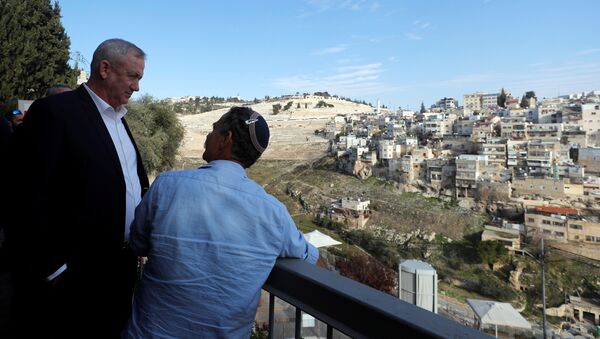 Mavi-Beyaz İttifakı lideri Benny Gantz (solda) Doğu Kudüs turu sırasında Silvan'da 'Davut Kenti' denilen bölgeye uzaktan bakarken - Sputnik Türkiye