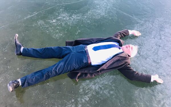 Kent sakinleri buz tutan Gökçedere Gölü'nde fotoğraf çektirdi  - Sputnik Türkiye