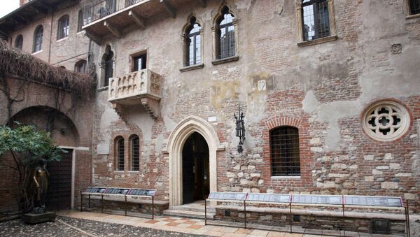İtalya'nın Verona kentinde bulunan, William Shakespeare’in ‘Romeo ve Juliet’ hikâyesinin geçtiğine inanılan ev. - Sputnik Türkiye