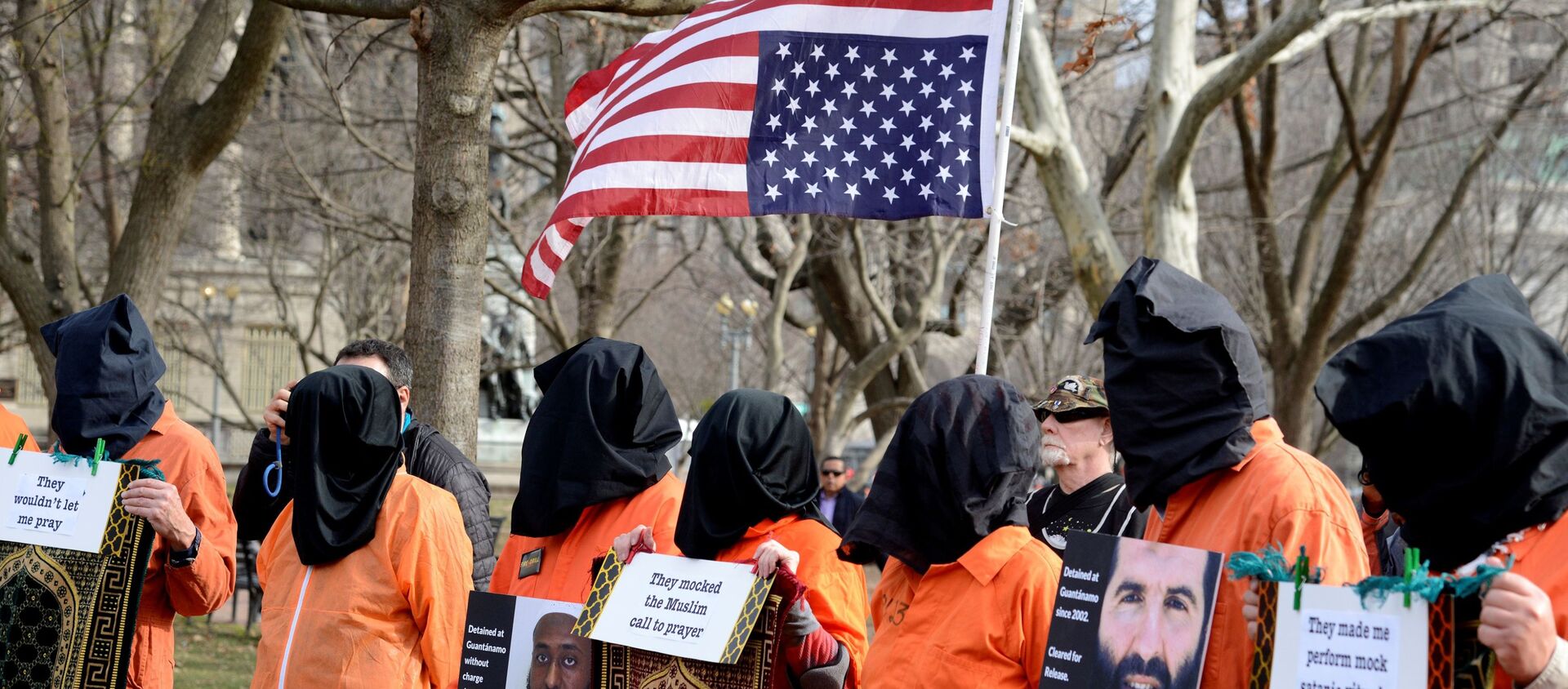 Beyaz Saray önünde 18 yıl önce açılan Guantanamo esir kampının kapatılması ve işkencenin hesabının verilmesi için düzenlenen protesto gösterisi, 11 Ocak 2020 - Sputnik Türkiye, 1920, 22.01.2020