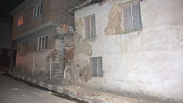 Manisa'nın Akhisar İlçesinde Meydana gelen 5.4 Büyüklüğündeki depremde, Kırkağaç ilçesine bağlı İlyaslar mahallesindeki bazı evler zarar gördü. - Sputnik Türkiye