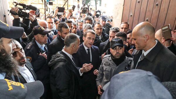 Fransa Cumhurbaşkanı Emmanuel Macron, Doğu Kudüs'te yer alan ve Fransa toprağı kabul edilen Saint Anne Kilisesi'ni ziyareti sırasında İsrail polisiyle tartıştı. - Sputnik Türkiye