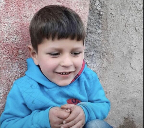 Kaybolan 8 yaşındaki çocuk yüzü ve boğazı parçalanmış halde bulundu - Sputnik Türkiye