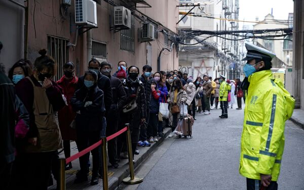 Şanghay kentinde maske almak isteyen Çinliler uzun kuyruklar oluşturdu. - Sputnik Türkiye