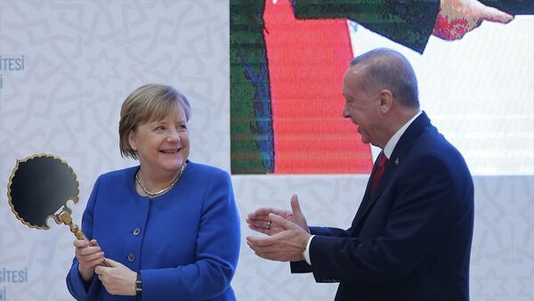 Erdoğan'ın hediyeleri Merkel'i mutlu etti. - Sputnik Türkiye