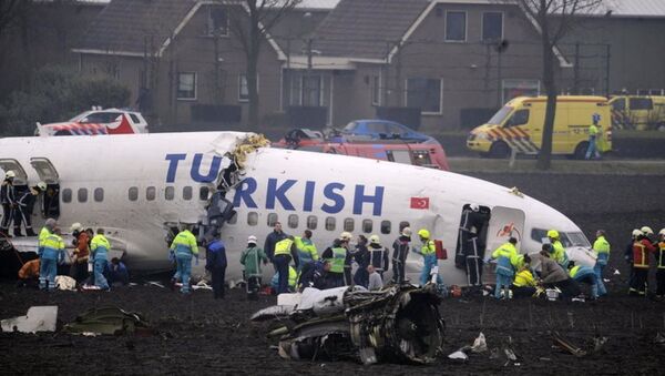 Türk Hava Yolları'na (THY) ait Boeing 737 - 800 NG tipi uçağın Amsterdam'da düşmesi - Sputnik Türkiye