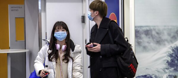 Koronavirüs salgınının çıktığı Çin'in Vuhan kentinden Finlandiya'nın Ivalo Havaalanı'na inen turistler - Sputnik Türkiye