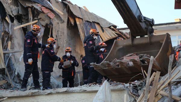 Elazığ'daki depremin ardından arama kurtarma çalışmaları - Sputnik Türkiye