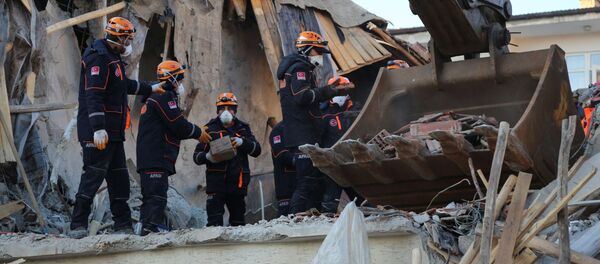 Elazığ'daki depremin ardından arama kurtarma çalışmaları - Sputnik Türkiye