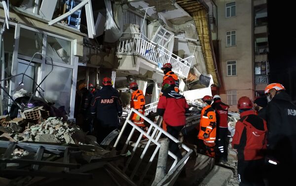 Elazığ'daki depremin ardından arama kurtarma çalışmaları  - Sputnik Türkiye