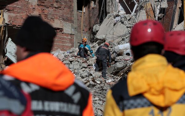 Elazığ'da meydana gelen depremin ardından enkazlarda mahsur kalan kişilerin kurtarılması için çalışmalar devam ediyor - Sputnik Türkiye