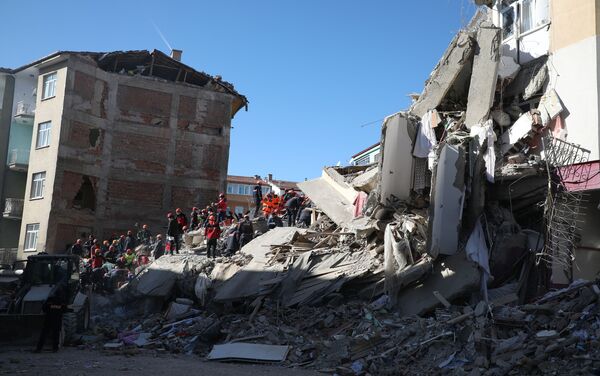 Elazığ'da meydana gelen depremin ardından enkazlarda mahsur kalan kişilerin kurtarılması için çalışmalar devam ediyor - Sputnik Türkiye