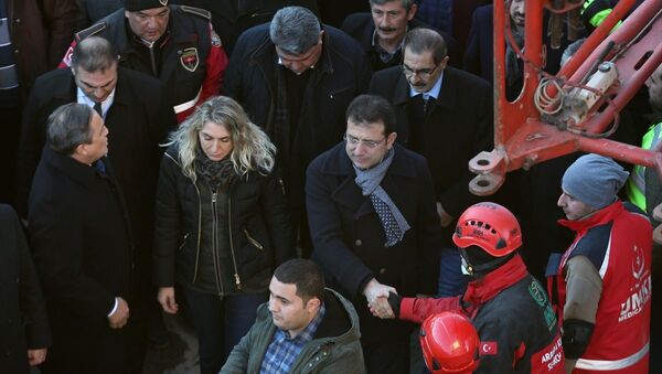 İBB Başkanı Ekrem İmamoğlu, eşi Dilek İmamoğlu ile birlikte, depremin vurduğu Elazığ’da incelemelerde bulundu. - Sputnik Türkiye