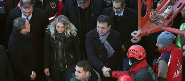 İBB Başkanı Ekrem İmamoğlu, eşi Dilek İmamoğlu ile birlikte, depremin vurduğu Elazığ’da incelemelerde bulundu. - Sputnik Türkiye