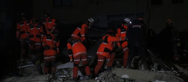 Elazığ'da meydana gelen depremde Mustafa Paşa Mahallesi'nde çöken binalarda arama kurtarma çalışmaları devam ediyor. - Sputnik Türkiye