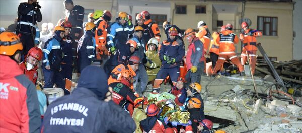 Elazığ'daki depremin ardından yıkılan binanın enkazından yardım çığlığı yükselen anne Ayşe Yıldız, 28 saat sonra kurtarıldı. Sivrice ilçesi merkezli 6,8 büyüklüğündeki depremin ardından Mustafa Paşa Mahallesi'nde yıkılan binanın enkazında çocuğu Yüsra ile birlikte mahsur kalan anne Ayşe Yıldız, arama kurtarma ekiplerinin titiz çalışmasıyla çıkarıldı. - Sputnik Türkiye