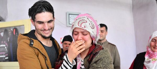 Suriyeli Mahmud elleri ile kazıyarak enkazdan kurtardığı depremzede çift ile buluştu - Sputnik Türkiye