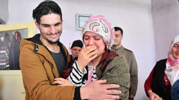 Suriyeli Mahmud elleri ile kazıyarak enkazdan kurtardığı depremzede çift ile buluştu - Sputnik Türkiye