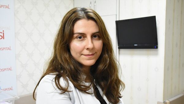 Doğum yaptırdığı sırada depremi yaşayan Operatör Dr. Miray Sekkin Eser  - Sputnik Türkiye